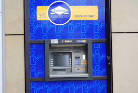 Wakacyjny wzrost liczby bankomatów